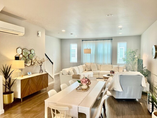 Building Photo - 3Bd/2.5Ba Lynnwood Townhouse