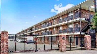 Building Photo - 3101 Highland Rd