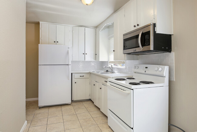 Kitchen - 213 Franlee St