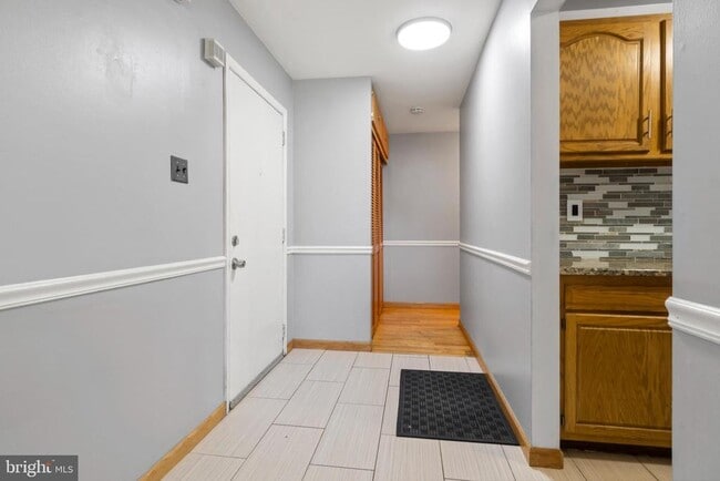 Building Photo - 15 B E Daisy Ln