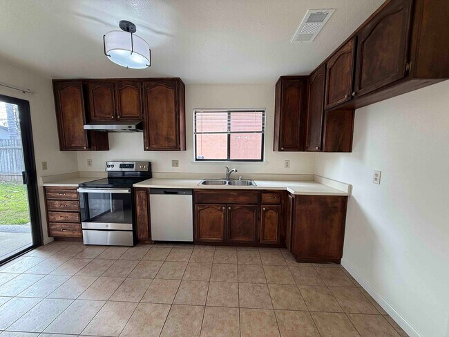 Foto del edificio - Great Natomas 3 Bedroom on Large Court