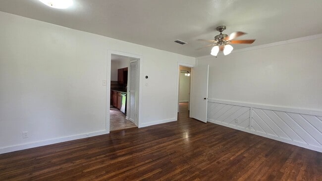 Building Photo - Freshly Painted!