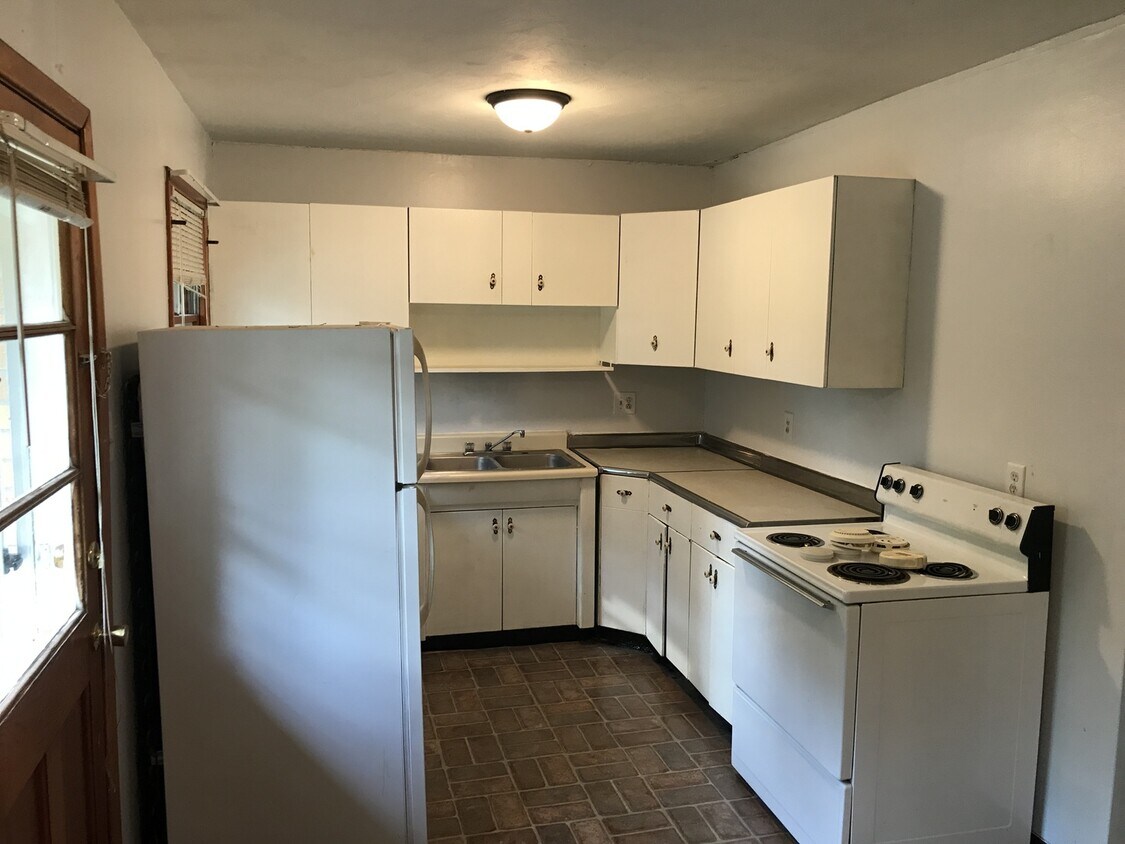 Primary Photo - 4 Bedroom Close to Campus + Washer & Dryer...