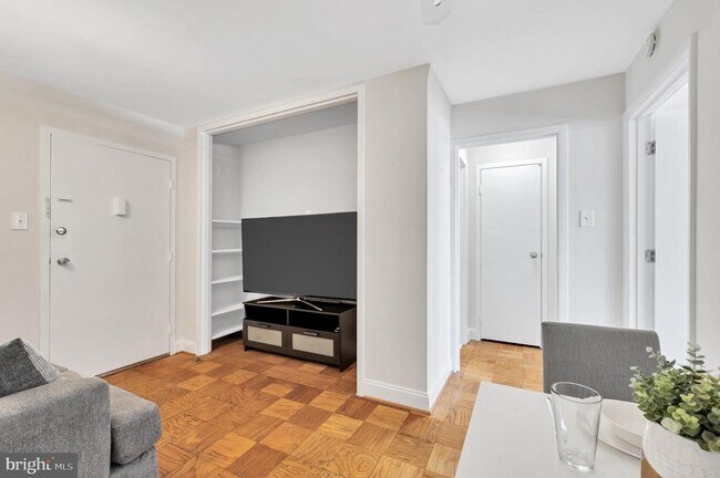Foto del edificio - 2401 H St NW