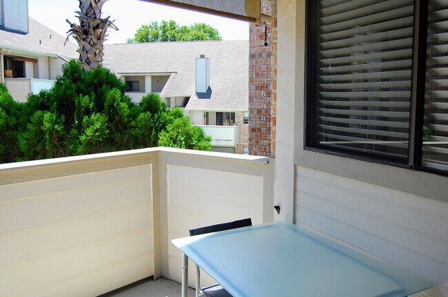 Amplia zona de patio con sombra/privacidad y ganchos para hamacas. - 2500 Burleson Rd