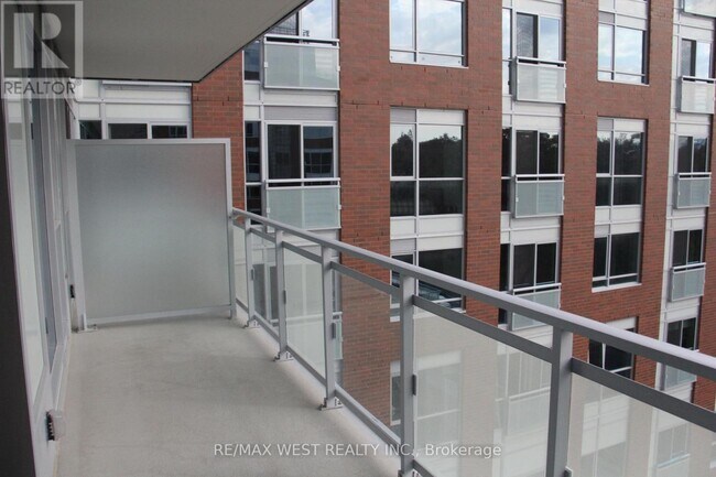 Photo du bâtiment - 1830 Bloor St W