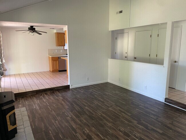 Foto del edificio - 3290 Lupine St