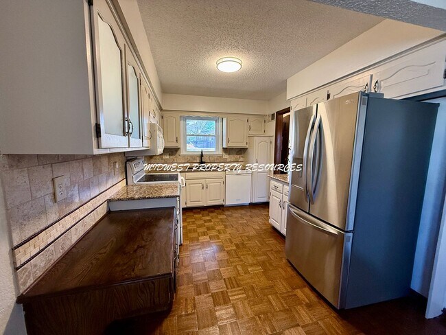 Foto del edificio - Amazing 3 Bedroom Home - Blue Springs Schools!