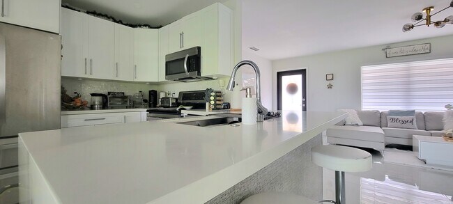Building Photo - 2811 SW 124th Ct
