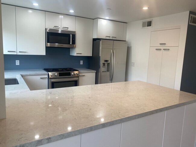 Kitchen - 10390 LA GRANGE Ave