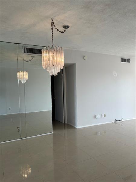Foto del edificio - 3300 N Palm Aire Dr