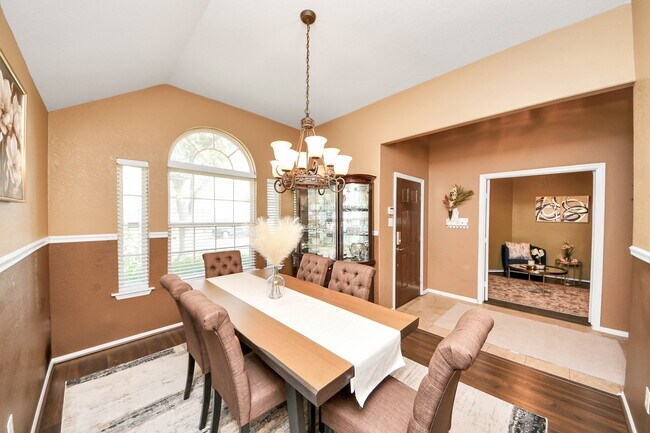 Foto del edificio - 8714 7 Pines Ln