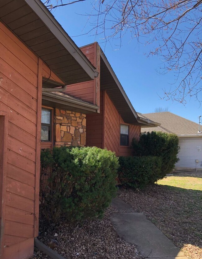 Foto del edificio - 2 bedroom, 2 bathroom, 1 car garage duplex