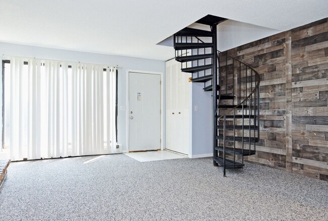 Building Photo - Spacious 2 Bed/1 Bath Condo in Brooklyn Park - Available NOW!