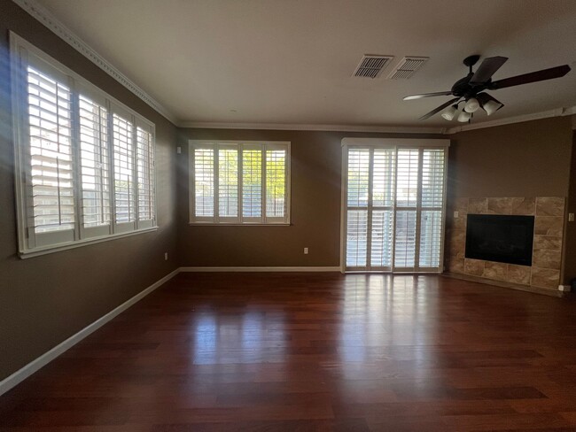 Building Photo - Sparkling and Spacious Condo in Elk Grove ...