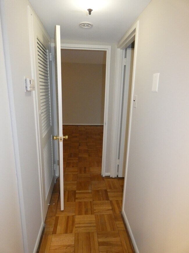 Building Photo - Renovated 1BR, 1BA + Garage Space. 2 Block...