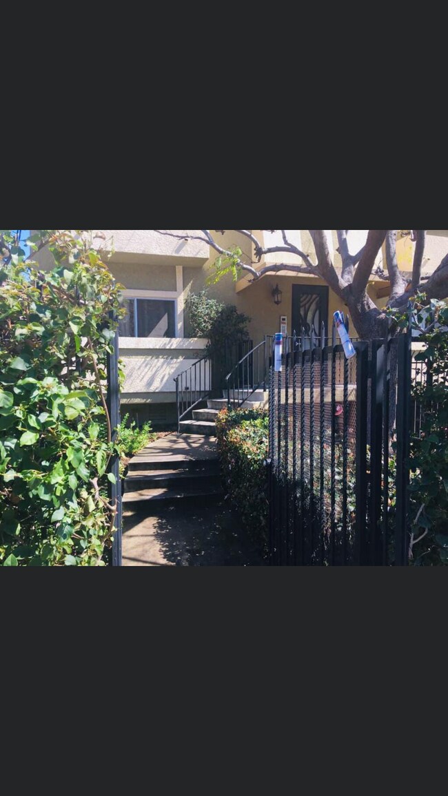 Foto del edificio - 1554 N Hobart Blvd