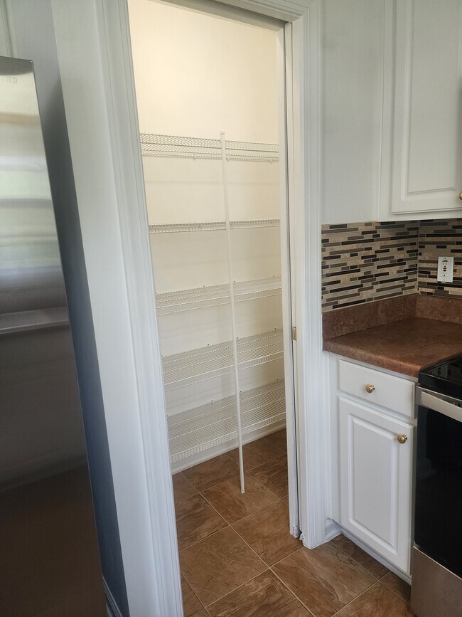 Despensa - 837 Shackleton Rd