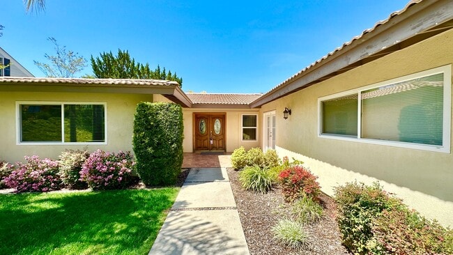 Foto del edificio - Lovely, Open Floor Plan, Single Story Located in the Desirable Live Oak Estates of Fallbrook!