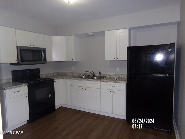 Foto del edificio - 3921 E 10th St