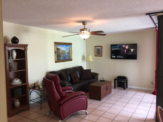 Building Photo - 955 Egret Cir