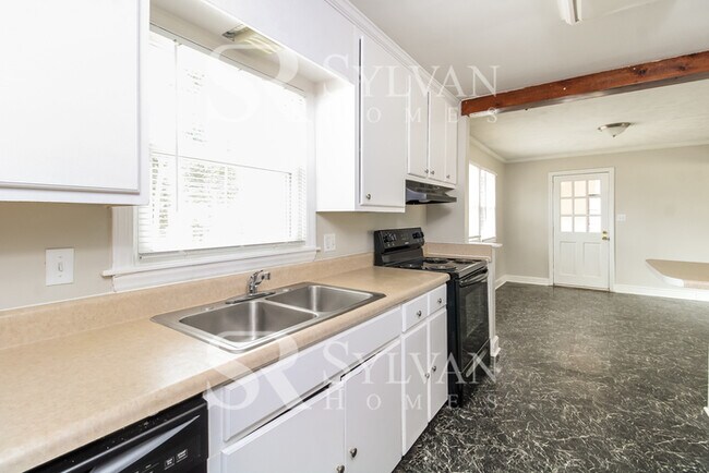 Foto del edificio - Spacious 4 bedroom updated home!