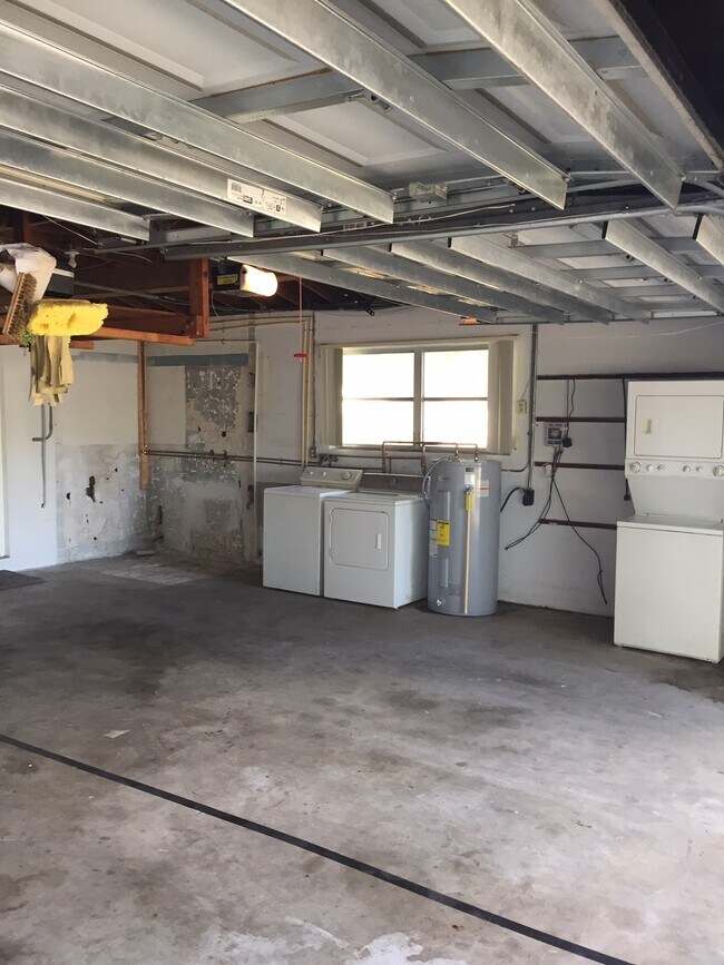 Building Photo - 1309 Lakeview Rd