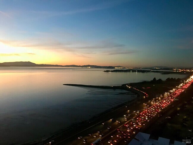 Foto del edificio - 6363 Christie Ave
