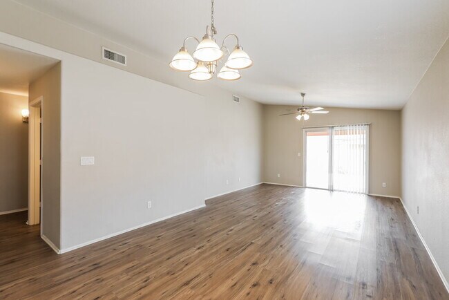 Foto del edificio - 2201 W Frostwood Ln