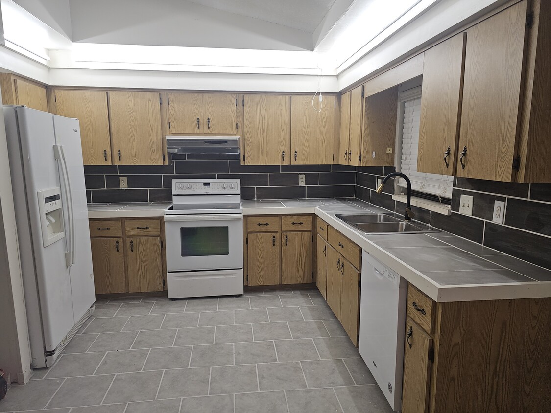 Foto principal - 3350 E Crown Dr