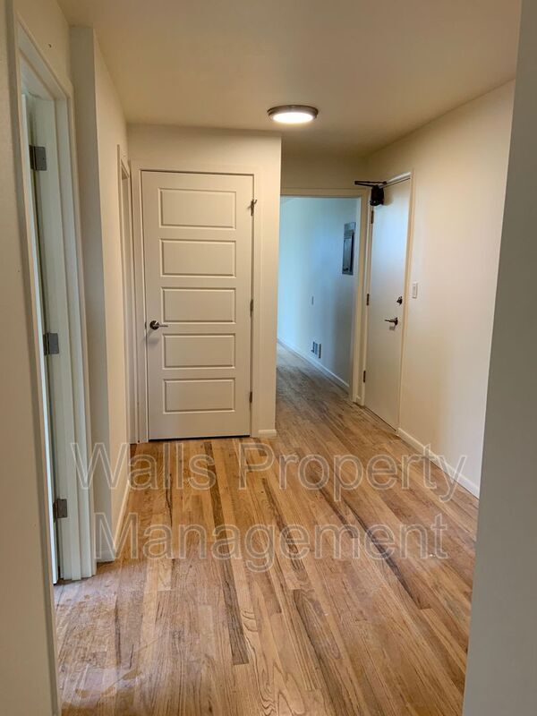 Building Photo - 612 Malden Ave E