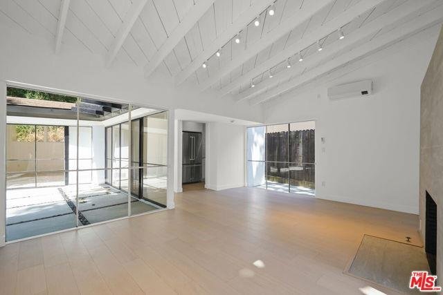 Foto del edificio - 1204 North Beverly Glen Boulevard, Los Ang...