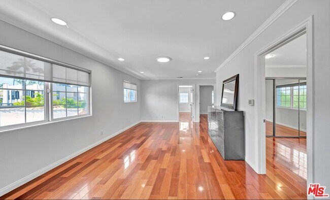 Foto del edificio - 3242 Hutchison Ave