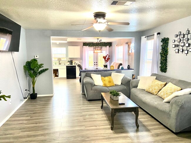 Building Photo - 410 Mahogany Chest