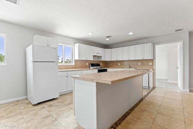 Building Photo - 3 br, 2.5 bath House - 211 N Federal Hwy #...