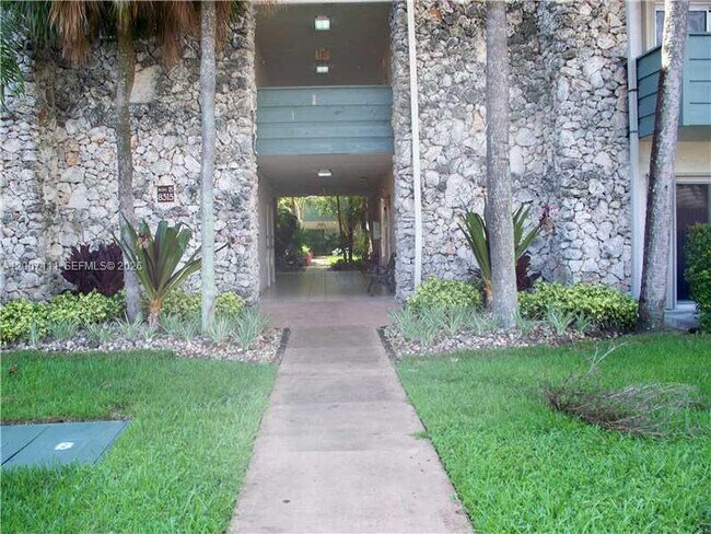 Foto del edificio - 8315 SW 72nd Ave