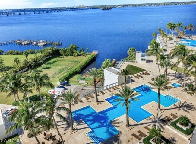 Foto del edificio - 3000 Oasis Grand Blvd