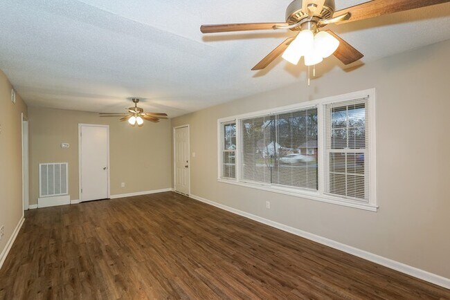 Building Photo - 223 Rebecca Ln