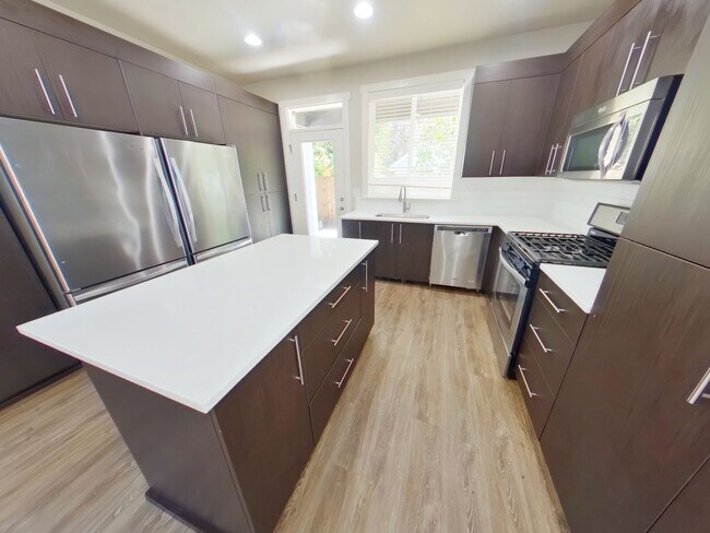 Foto del edificio - 335-337 NW 18th St.