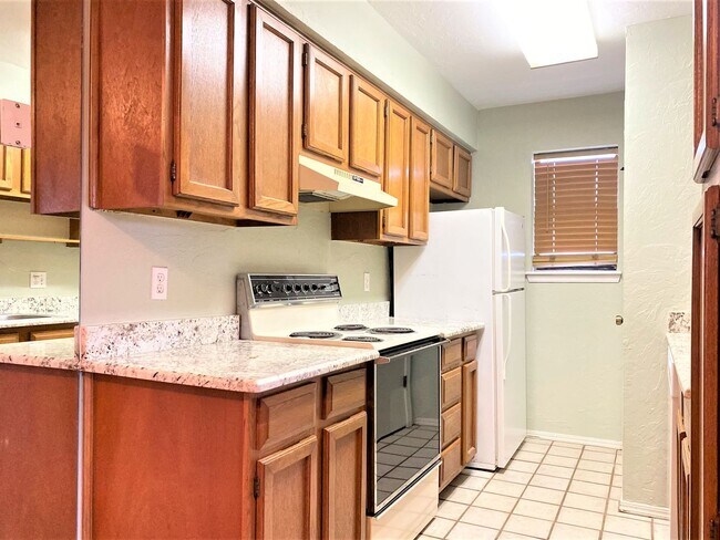 Building Photo - AVAILABLE NOW - $250 OFF FIRST FULL MONTH. Charming 1-Bed Condo in Quail Creek with Pool & Covere...