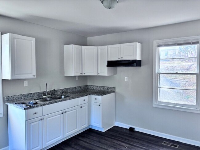 Foto del edificio - 70 Lakeside Dr