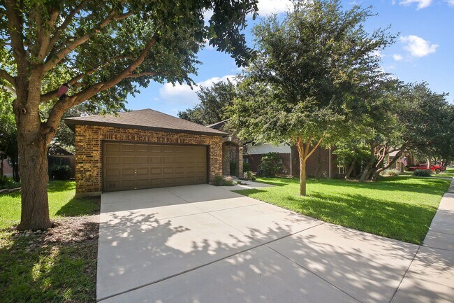 Building Photo - Charming Home Awaits: Spacious & Modern Li...