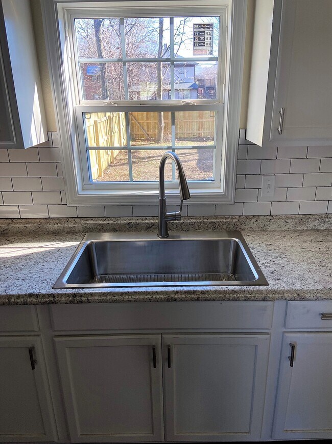 Foto del edificio - 1127 S Quaker Ave