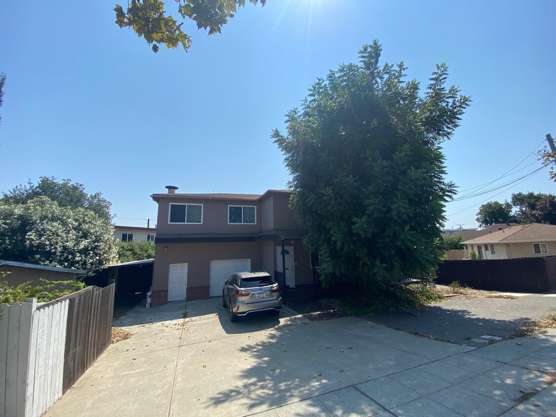 Primary Photo - 820 Island Dr