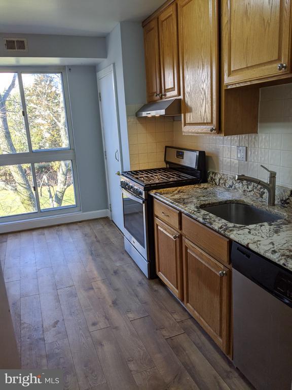 Foto del edificio - 5600 Bloomfield Dr