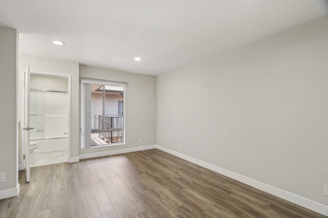 Building Photo - 626 E Verdugo Ave