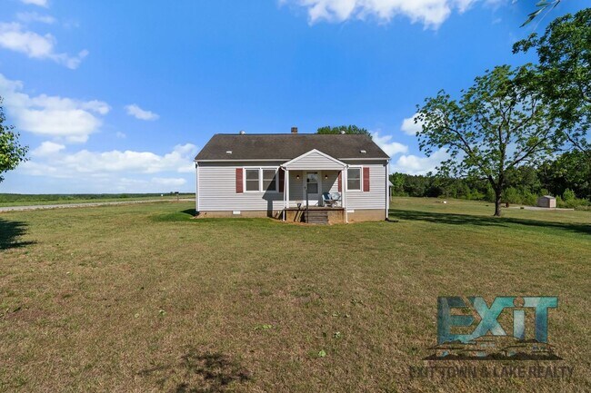 Building Photo - Country Feel, Modern Updates – 3BR Home on Quiet Road Just Outside of South Hill