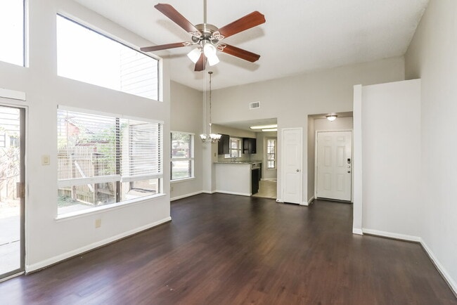 Foto del edificio - 24102 Scrivener Ln