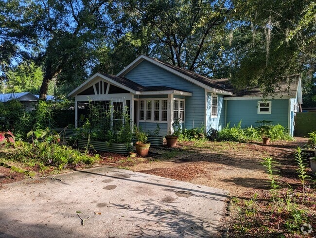 Building Photo - 910 NW 29th Pl