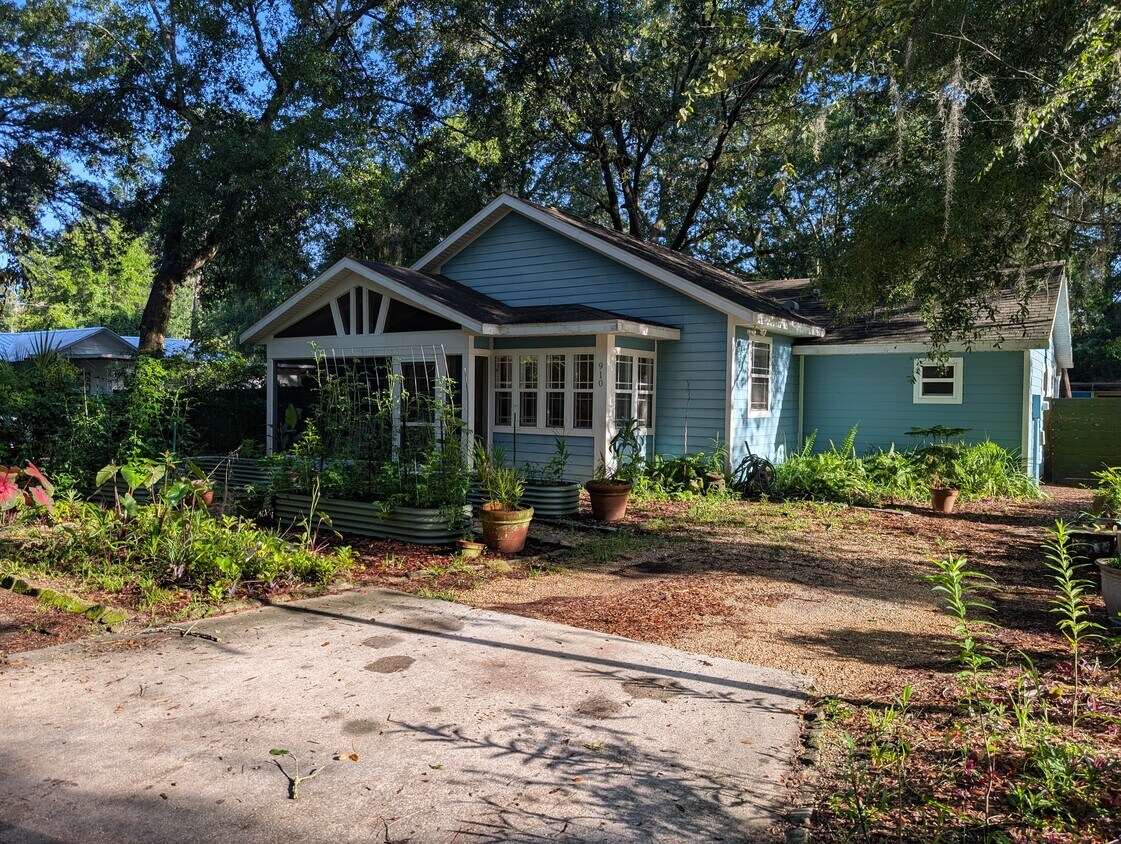 Front of House - 910 NW 29th Pl